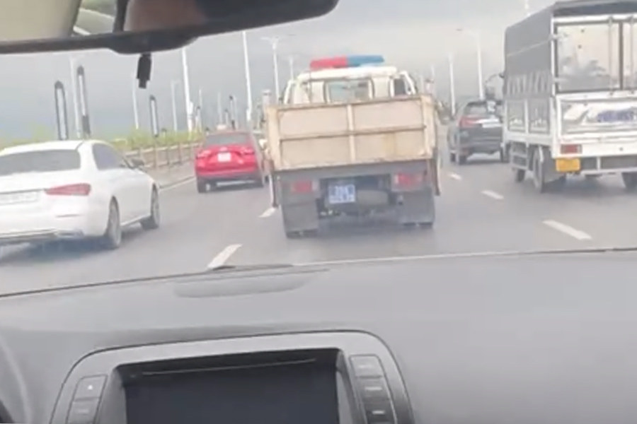 CSGT dung xe chuyen dung mo duong. Anh: Nguoi nha benh nhan
