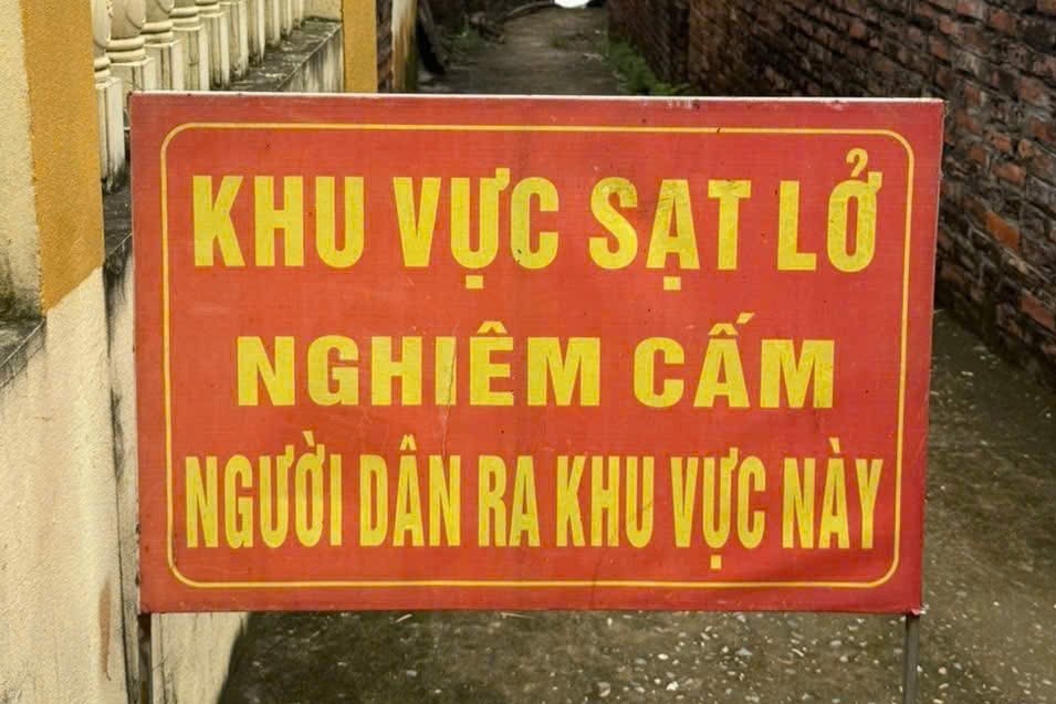 Bien canh bao khu vuc sat lo duoc chinh quyen xa Lam Thao dung len. Anh: Quan Truong