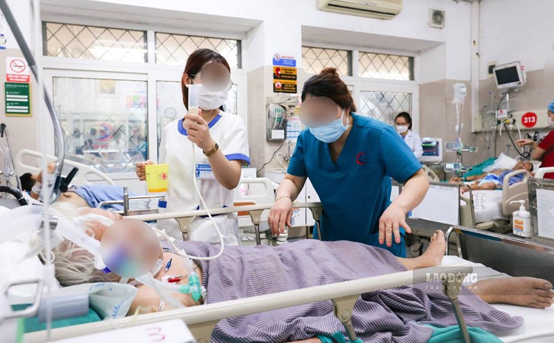 The Ministry of Health guides that if a person is found infected or suspected of being infected with COVID-19 in the clinical department, the patient should be transferred to the temporary isolation room of the department. Photo: Thuy Linh