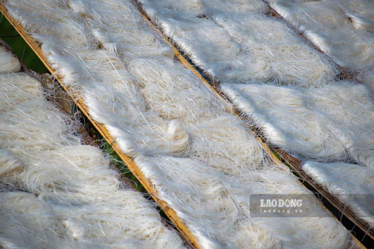 Banh da duoc phoi kho dat chuan truoc khi ban ra thi truong. Anh: Trong Cung