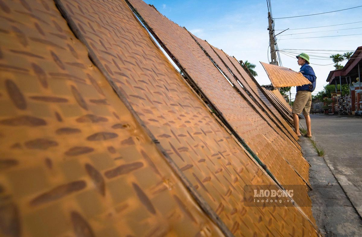 Visit Du Dai village in Hung Yen to discover the traditional rice paper making profession. Photo: Trong Cung