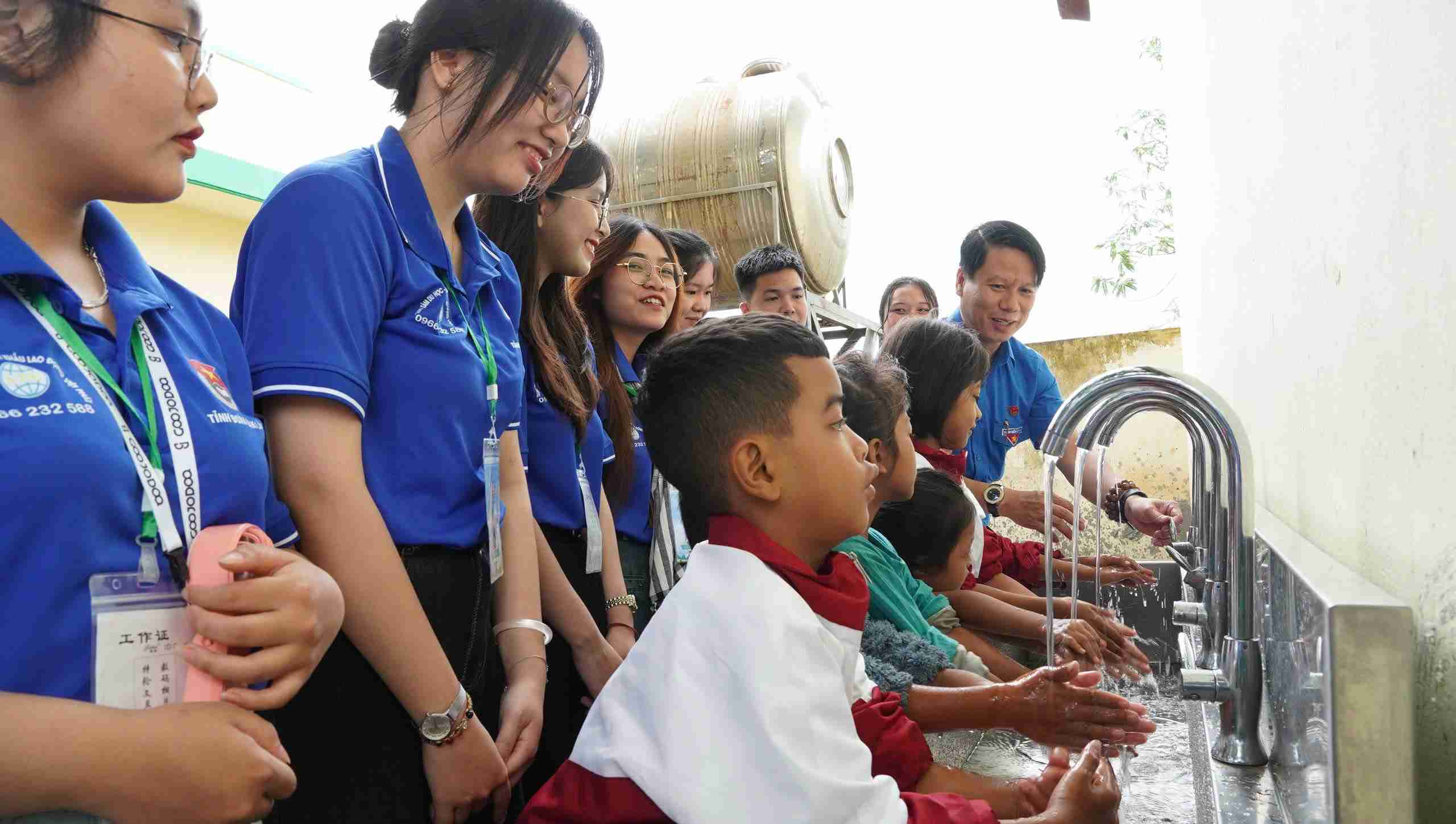 Youth of the two countries carry out meaningful activities in Dak Lak province. Photo: Bao Trung