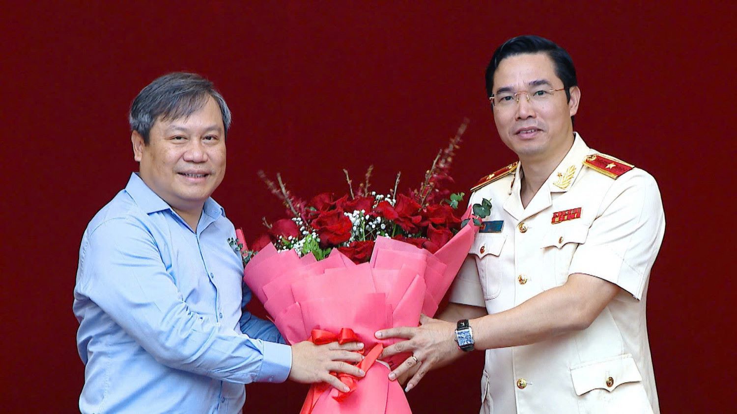 Mr. Vu Dai Thang - Member of the Party Central Committee, Secretary of the Provincial Party Committee, Head of the National Assembly Delegation of Quang Ninh Province - presented flowers to congratulate Director of Quang Ninh Provincial Police Tran Van Phuc on being promoted to the rank of Major General. Photo: Quang Ninh Provincial Media Center