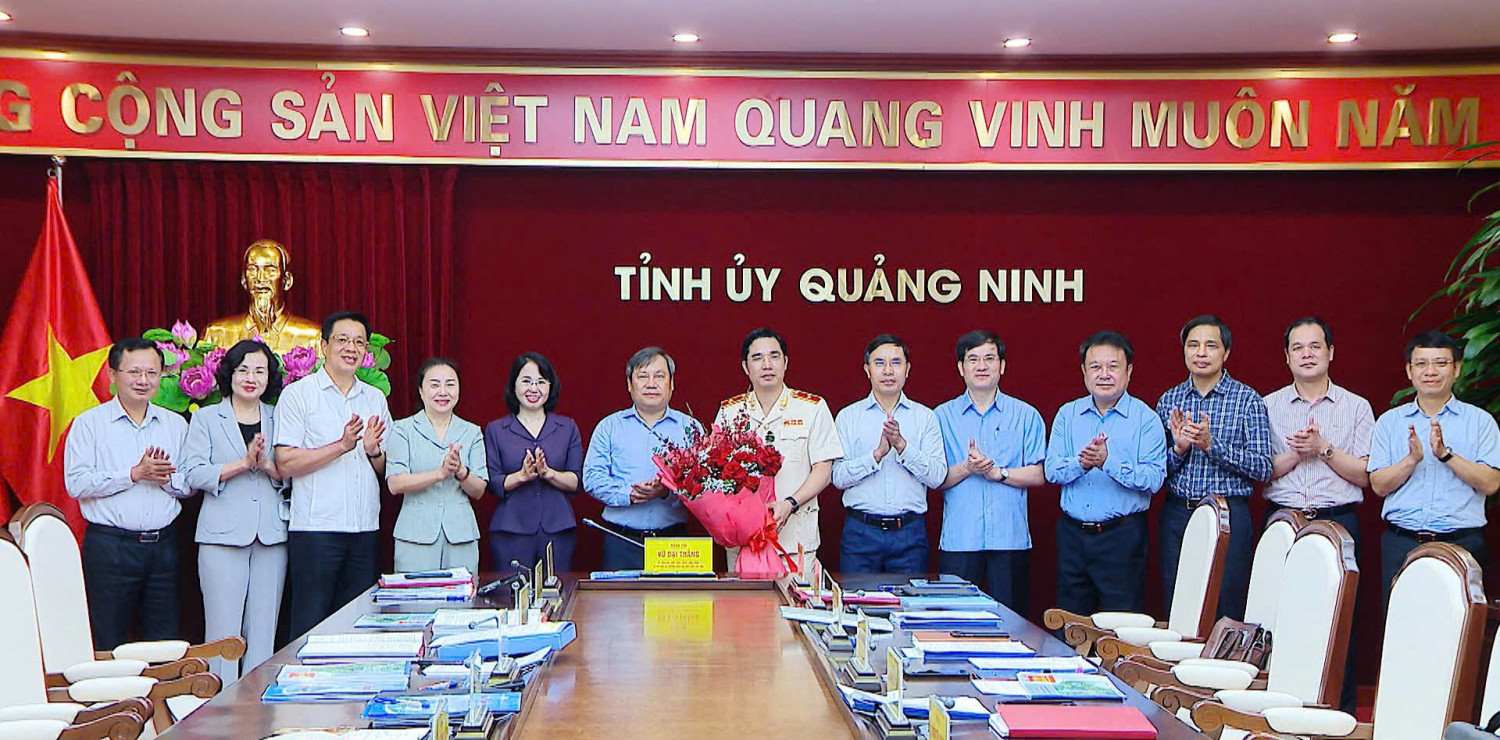 Ban Thuong vu Tinh uy Quang Ninh tang hoa chuc mung Thieu tuong Tran Van Phuc. Anh: Trung tam Truyen thong tinh Quang Ninh