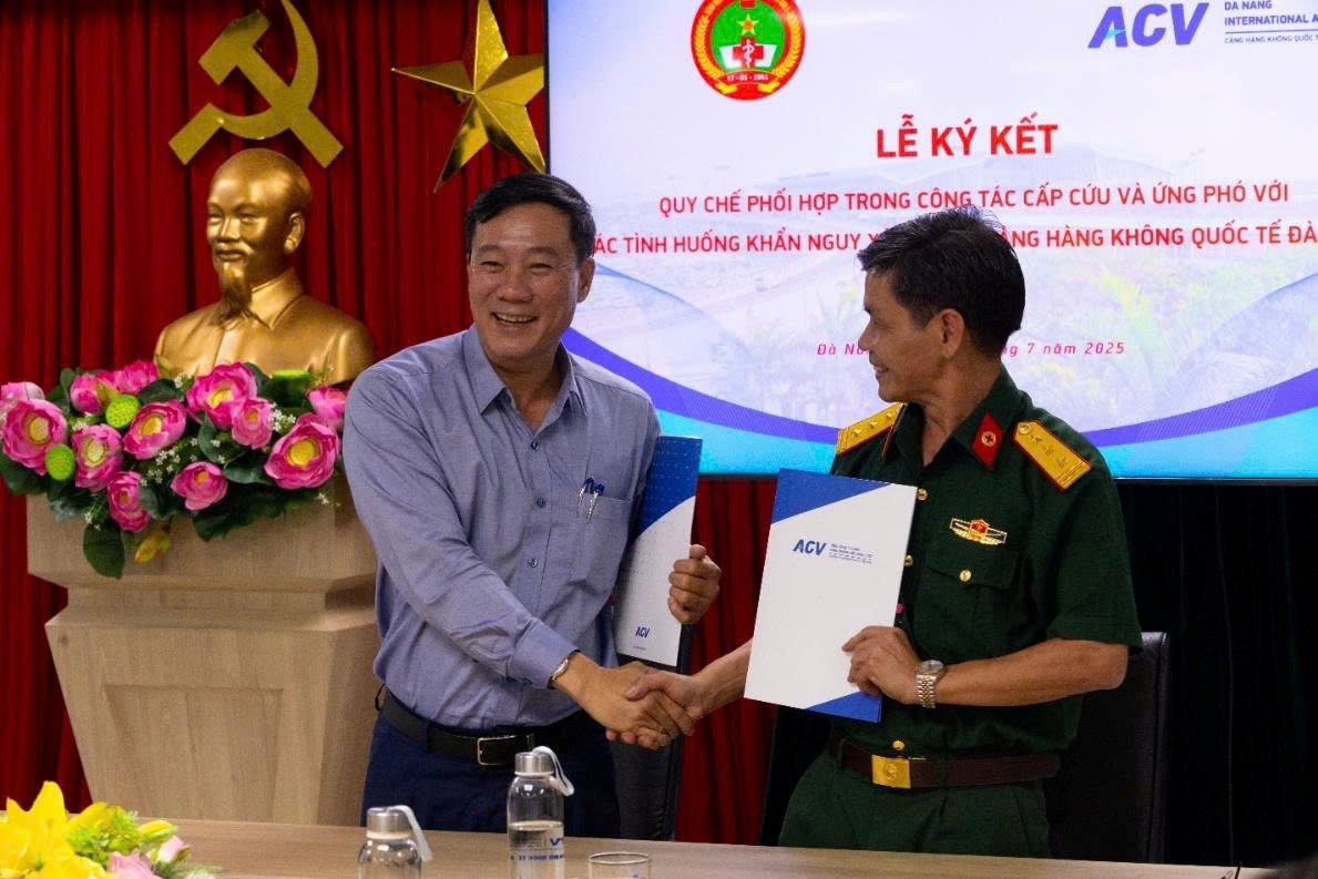 Da Nang International Airport and Military Hospital 17 - Technical Logistics Department of Military Region V have signed a Regulation on coordination in emergency care, aviation emergency transportation and response to medical emergency situations. Photo: ACV