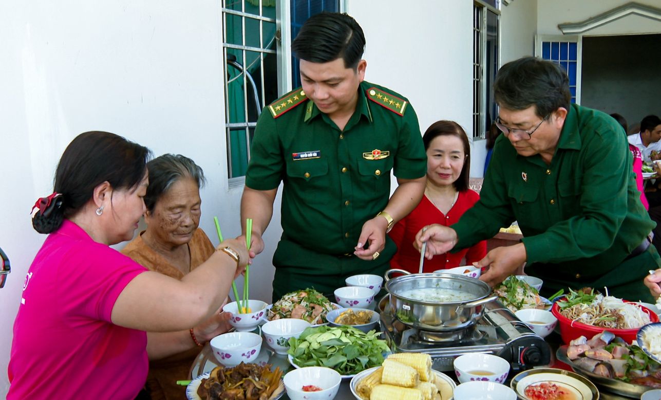 Can bo Don Bien phong Lai Hoa, BDBP TP Can Tho va cac ban nganh doan the xa Lai Hoa tham hoi dong vien, tang qua Me VNAH Le Thi Hai. Anh: Van Long