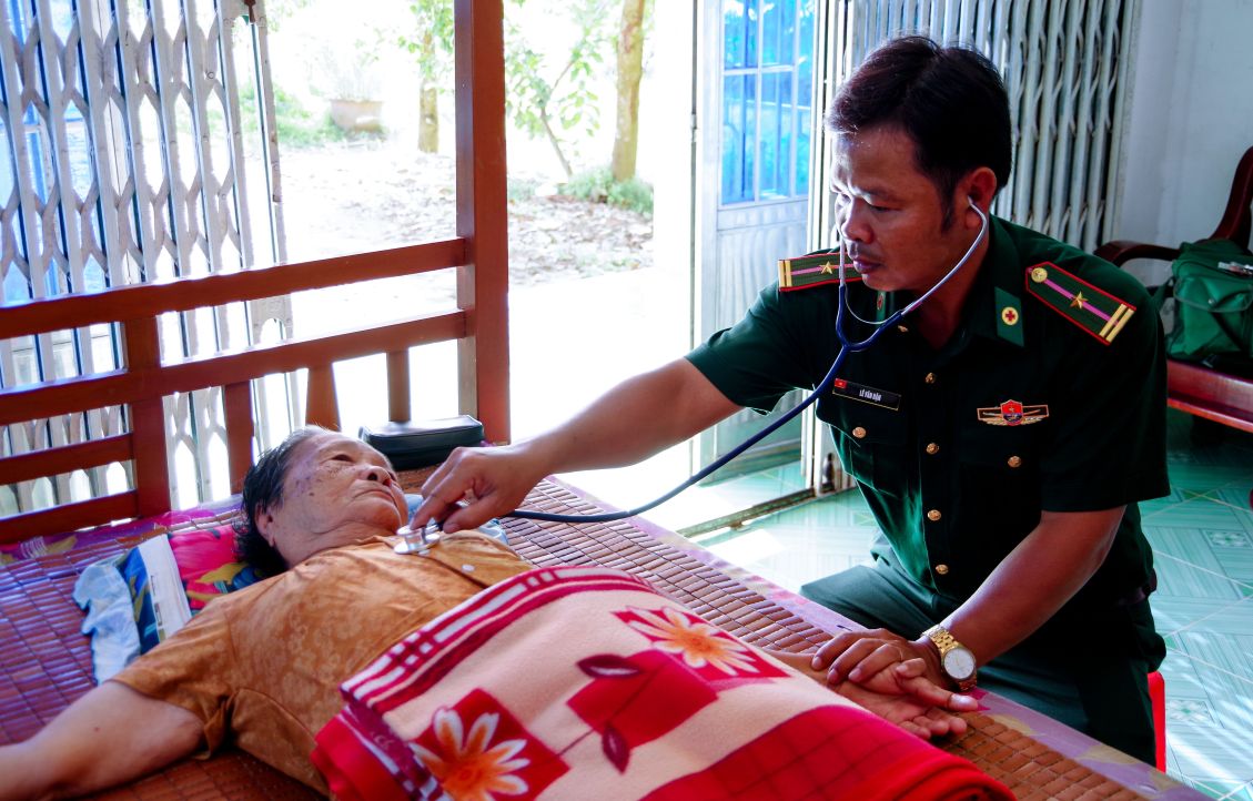 Quan y don Bien phong Lai Hoa tham kham suc khoe cho me VNAH Le Thi Hai. Anh: Van Long