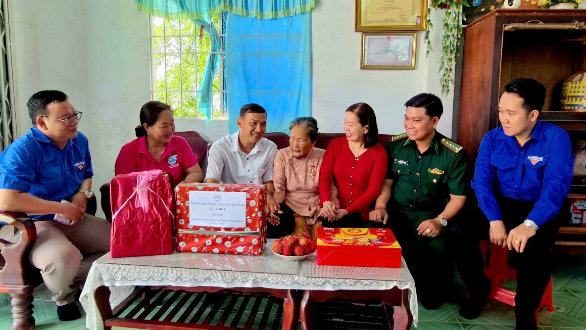 Can bo don Bien phong Lai Hoa, Uy ban MTTQ xa Lai Hoa, cac ban nganh dia phuong den tham, chuc suc khoe Me VNAH Le Thi Hai. Anh: Phuong Anh