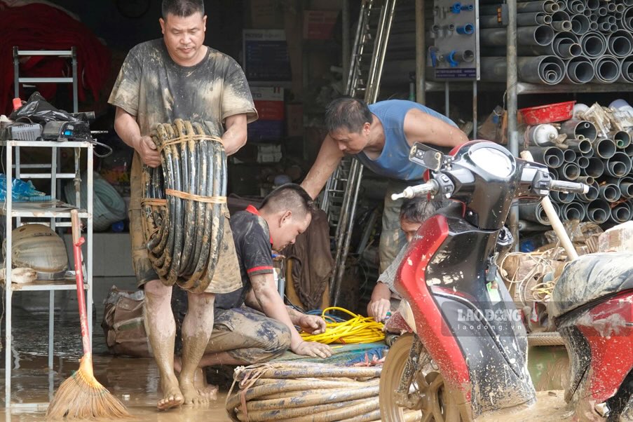 Viec don dep dien ra kho khan do bun tron truot, bam chat, mui hoi boc len nong nac.