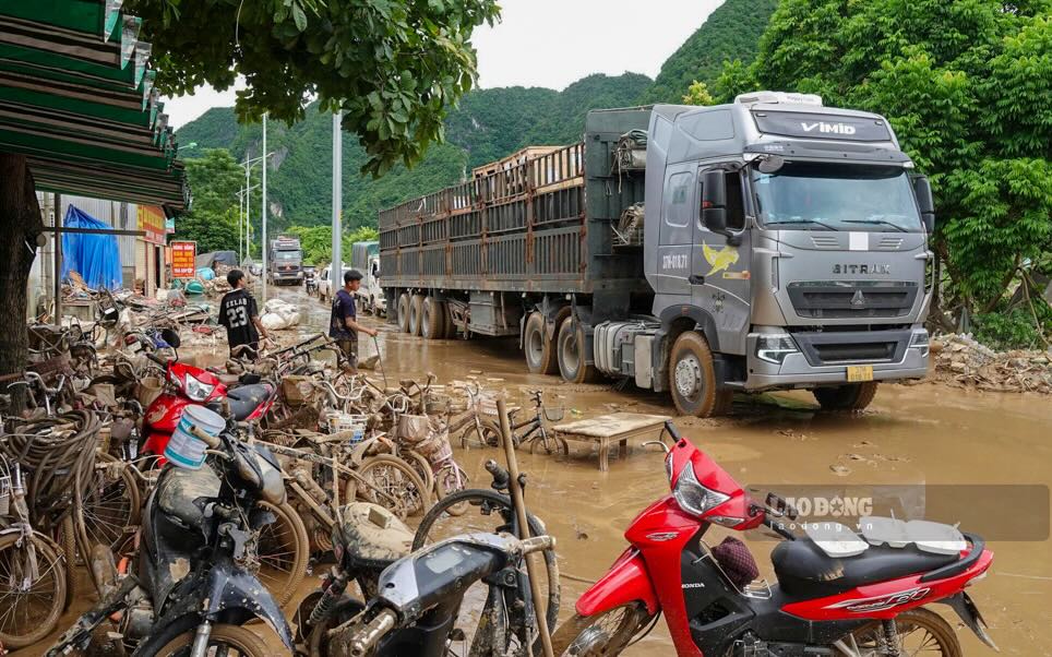 Luong bun rat lon sau con lu khien nhieu tai san bi nhuom bun.