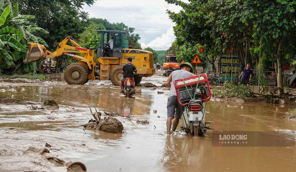 Ghi nhan trong ngay 24.7, lop bun dat day dac bao phu khap noi, tu san nha, duong lang den trong tung ngoc ngach phong o, bep nuc. 