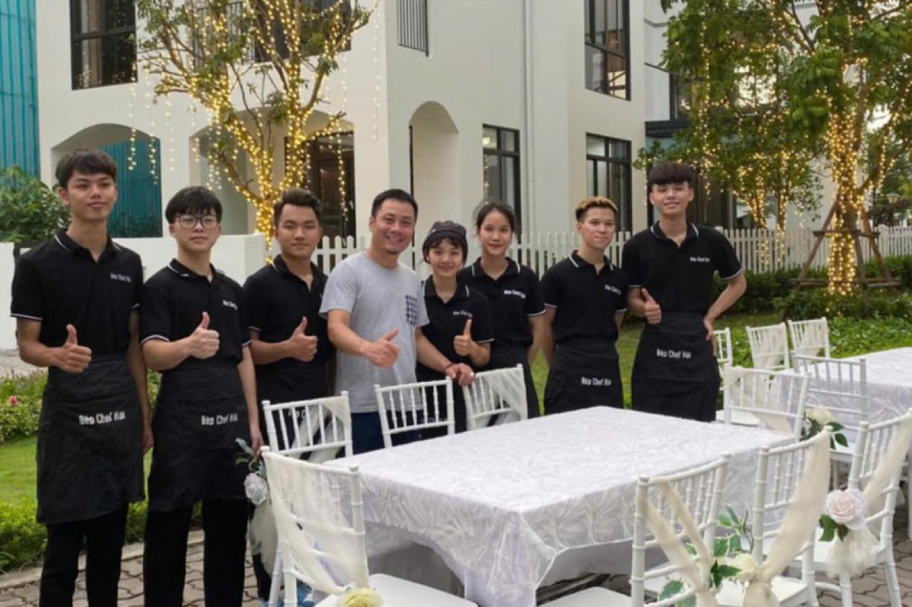 TRAN NGOC TU (2º, desde la izquierda) al estudiar en el centro de la cocina, Preparacion ... Foto: NGOC TU