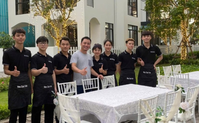 Tran Ngoc Tu (2nd, from left) when he was studying at the center on cooking, mixing... Photo: Ngoc Tu