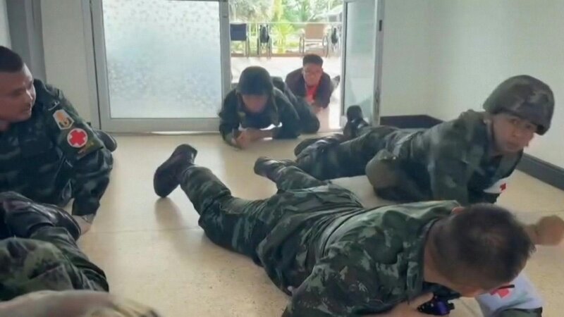 캄보디아 국경에서 포격을 피하는 태국 군인. 사진: AFP