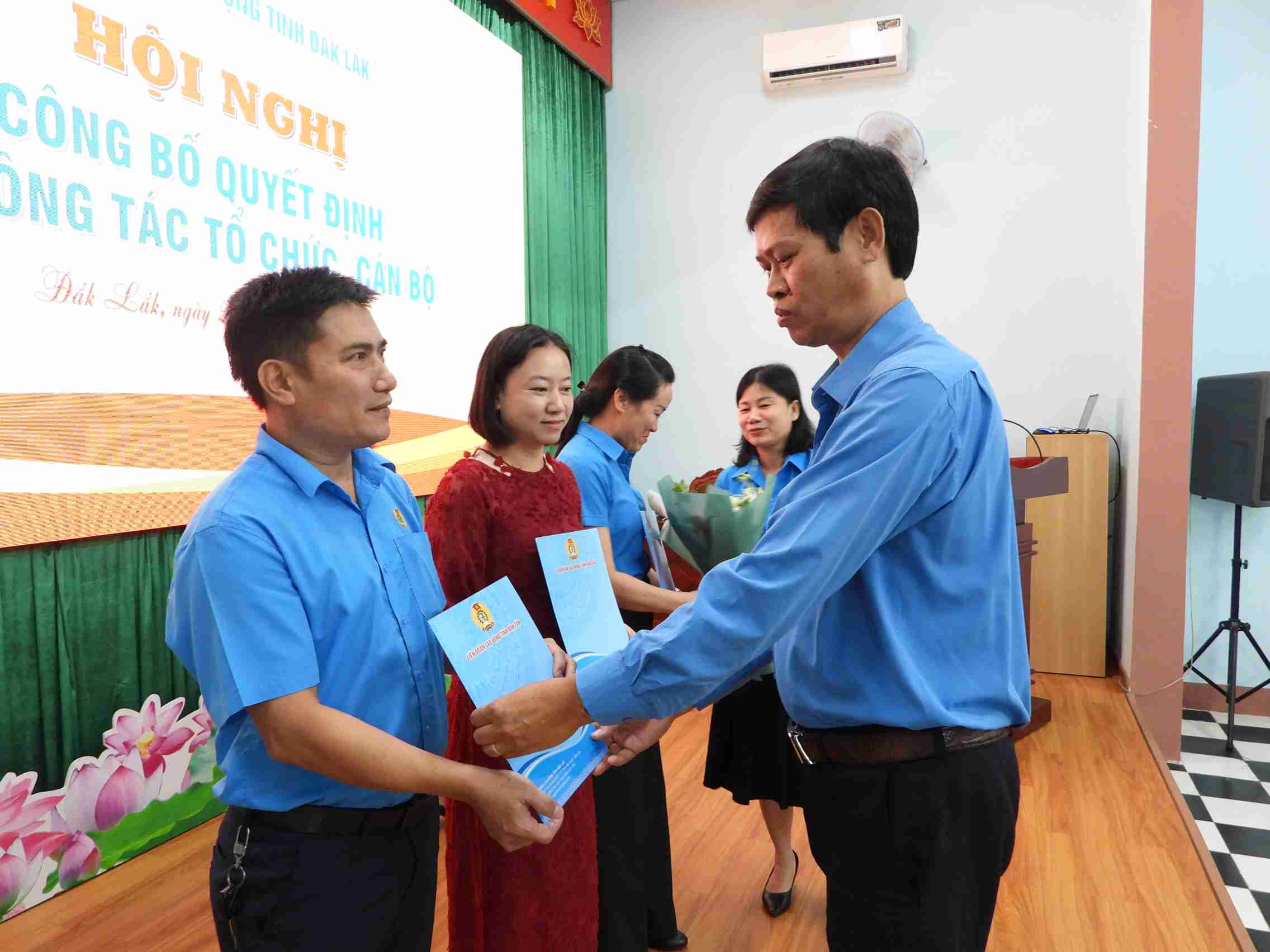 Ong Le Van Thanh - Chu tich Lien doan Lao dong tinh Dak Lak trao quyet dinh cho cac nhan su. Anh: Bao Trung