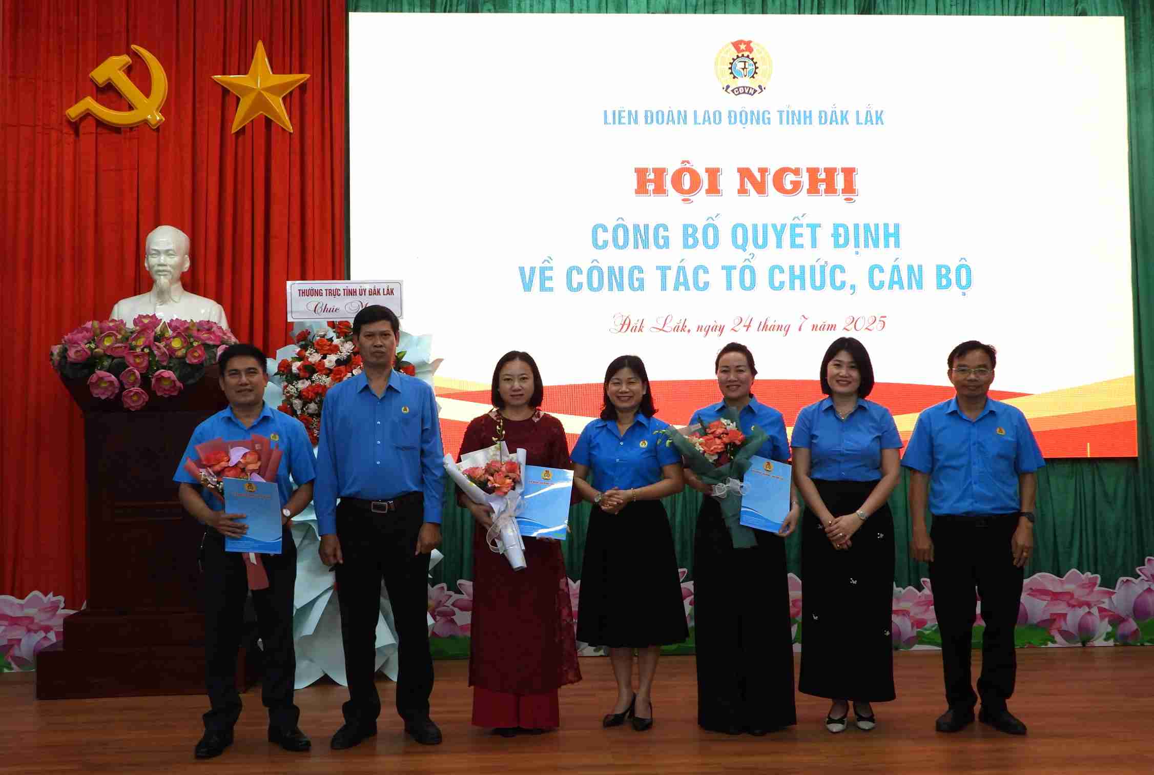 Dak Lak省労働組合連盟の指導者が、新しく設立されたコミューン、区の労働組合で働く職員に決定を授与。写真:バオ・チュン