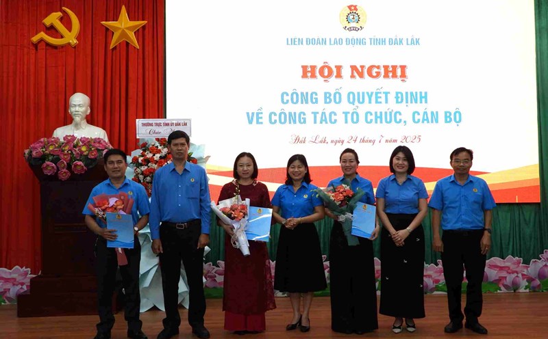 Leaders of the Dak Lak Provincial Federation of Labor presented the decision to the personnel working at the newly established commune and ward trade unions. Photo: Bao Trung