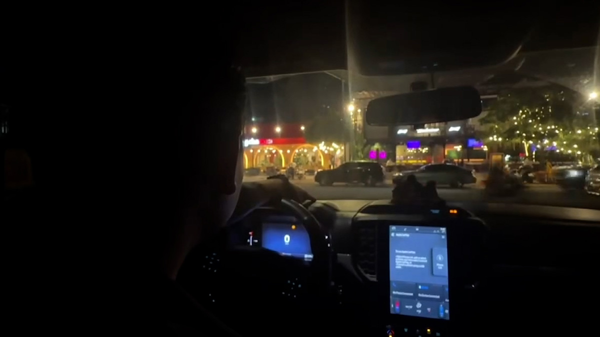 Traffic police dressed up and disguised in front of a drinking place, hotly handled the driver who violated alcohol concentration. Photo: HAC