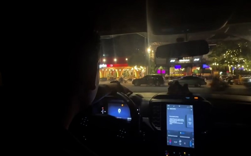 Traffic police dressed up and disguised in front of a drinking place, hotly handled the driver who violated alcohol concentration. Photo: HAC