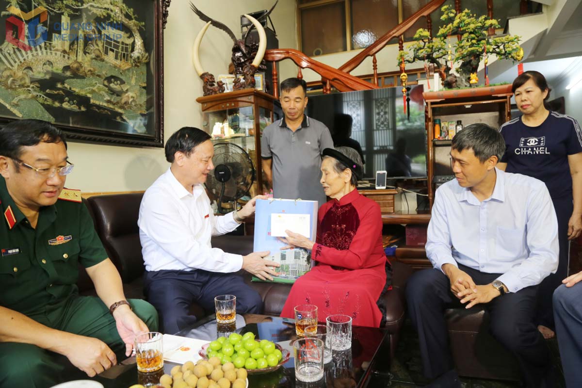 El vicepresidente de la Asamblea Nacional, Nguyen Khac Dinh, visita y da regalos a personas con servicios meritorios en la provincia de Quang Ninh. Foto: Centro de comunicacion Quang Ninh