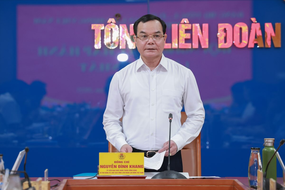 Nguyen Dinh Khang氏 - 党中央委員会のメンバー、祖国正面委員会の常任委員会のメンバー、中央大衆組織のメンバー、ベトナムの祖国戦線中央委員会の副議長、ベトナム一般労働連盟の議長 - 会議で講演。写真：Hai nguyen