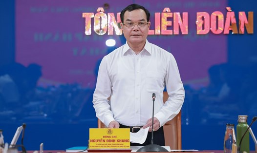 Ông Nguyễn Đình Khang - Ủy viên Trung ương Đảng, Ủy viên Ban Thường vụ Đảng ủy MTTQ, các đoàn thể Trung ương, Phó Chủ tịch Ủy ban Trung ương MTTQ Việt Nam, Chủ tịch Tổng Liên đoàn Lao động Việt Nam - phát biểu tại hội nghị. Ảnh: Hải Nguyễn