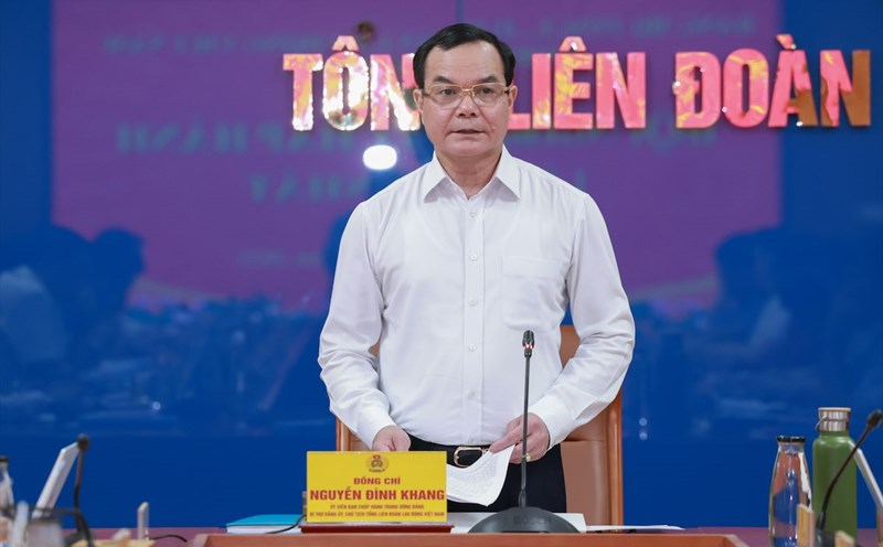 Mr. Nguyen Dinh Khang - Member of the Party Central Committee, Member of the Standing Committee of the Vietnam Fatherland Front Party Committee, Central Trade Unions, Vice Chairman of the Central Committee of the Vietnam Fatherland Front, President of the Vietnam General Confederation of Labor - spoke at the conference. Photo: Hai Nguyen