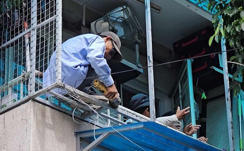 People in old apartment buildings in Ho Chi Minh City hired workers to dismantle "tiger cages". Photo: Minh Tam