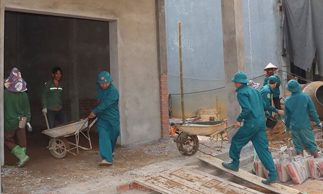 In the process of implementing the construction and repair of houses for families of people with revolutionary contributions, relatives of martyrs in Son La province mobilized forces to help the families. Photo: Minh Nguyen