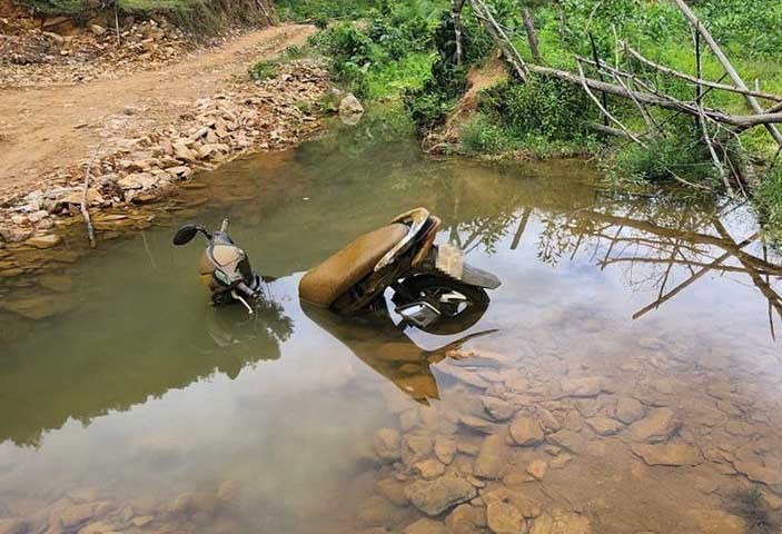 실종된 지 며칠 만에 물웅덩이에 빠진 오토바이 옆에서 B 씨의 시신이 발견된 현장. 사진: Huong Binh