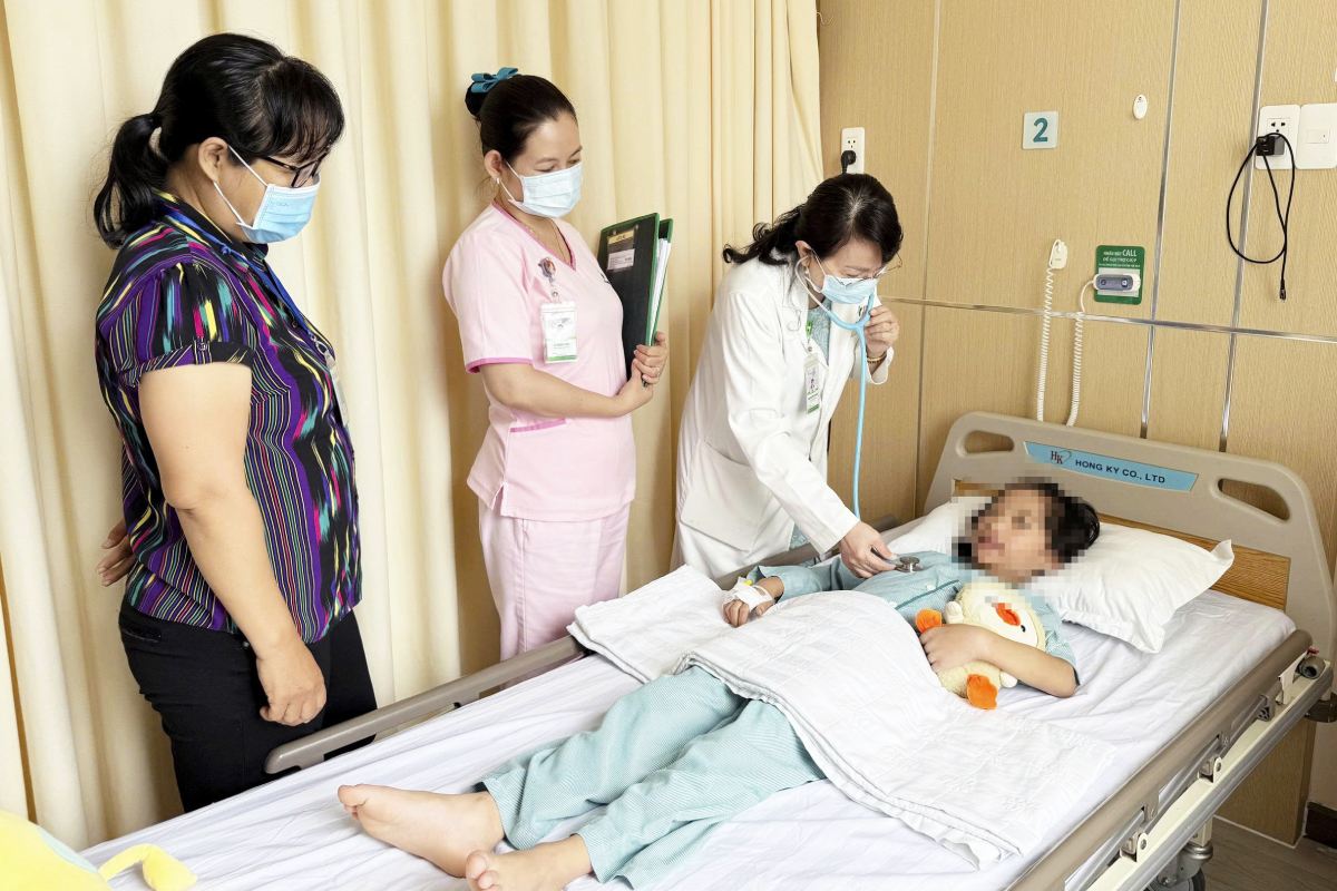 Bac si tham kham cho benh nhi 8 tuoi bi viem tuy cap. Anh: BVCC