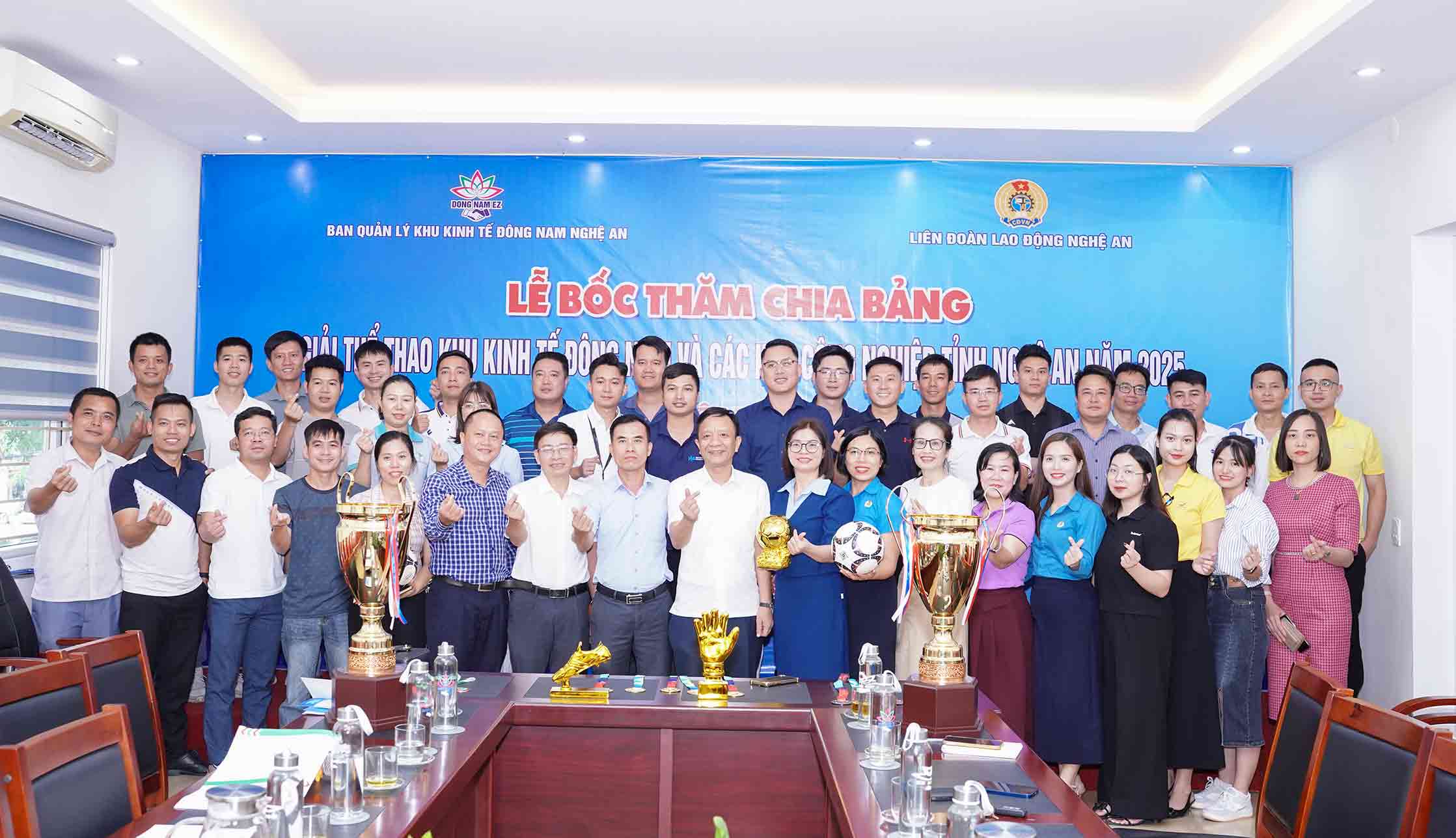 Ban To chuc va dai dien cac don vi tham gia giai the thao chup anh luu niem. Anh: Duy Chuong