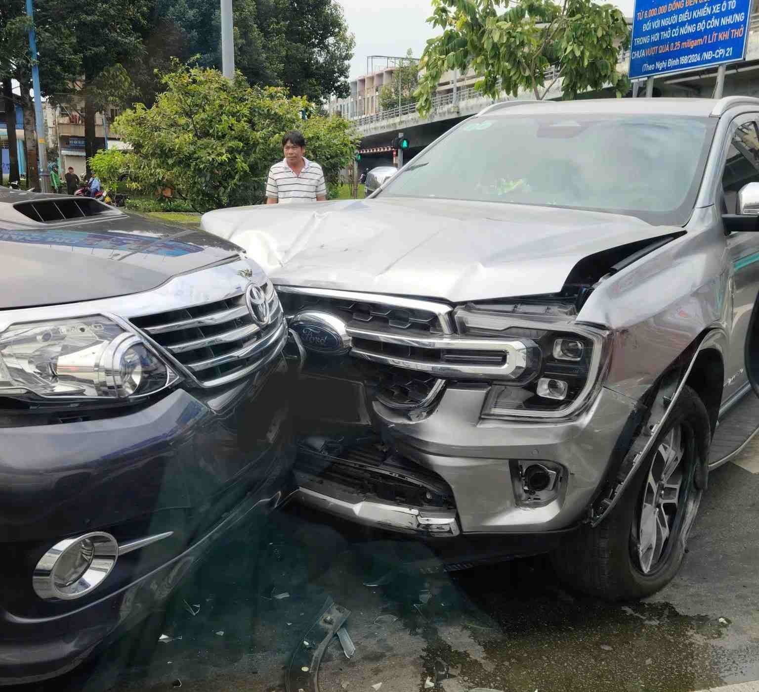 Canh cac xe va cham nhau. Anh: Dong Hoang