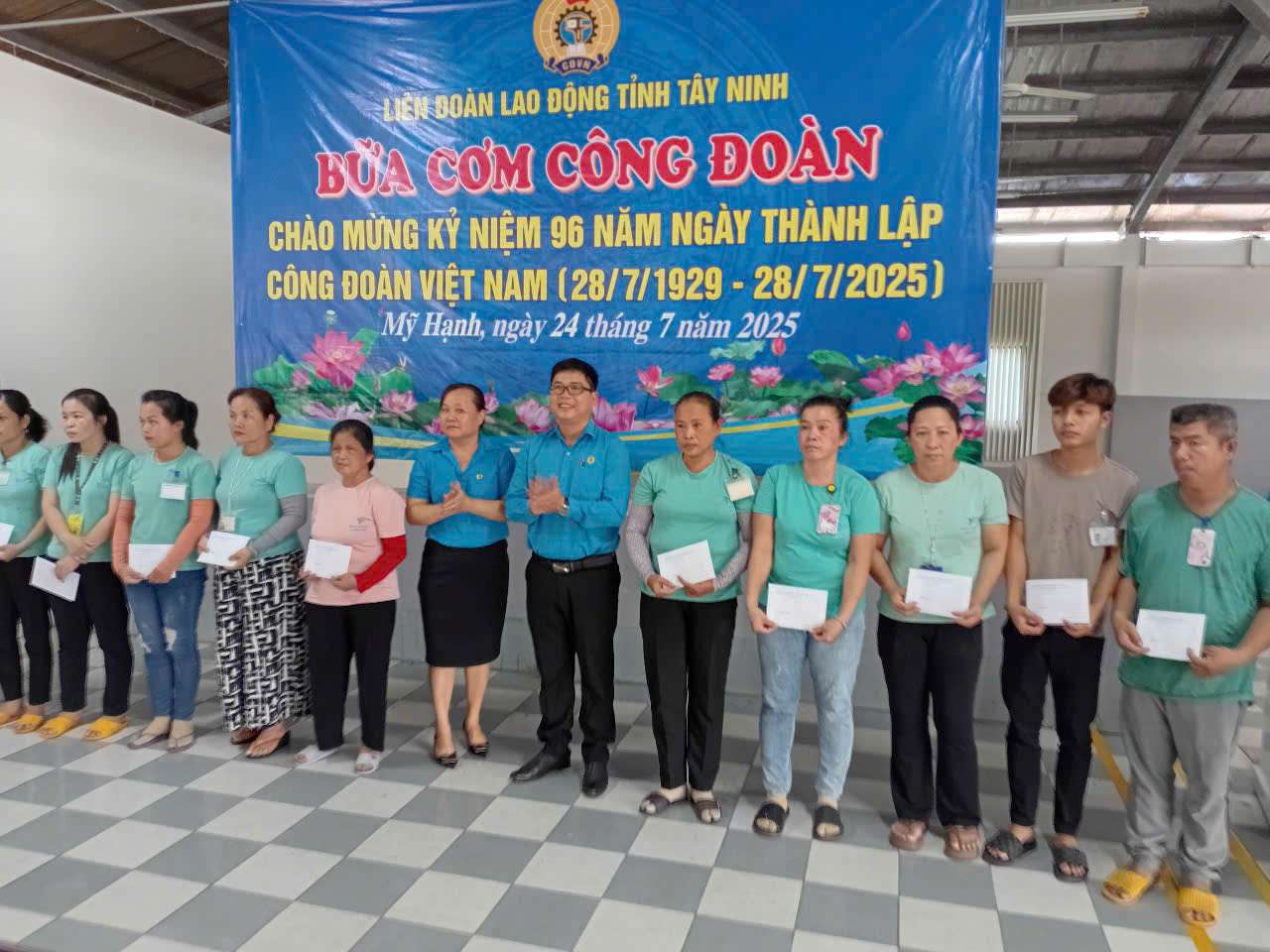 Trao qua cho cong nhan kho khan. Anh: Ky Quan.