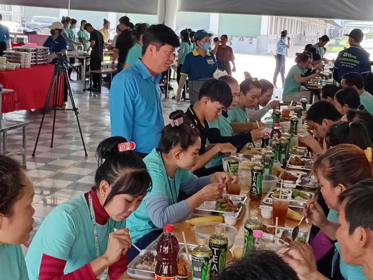 Lanh dao LDLD tinh Tay Ninh tham hoi nguoi lao dong. Anh: Ky Quan.