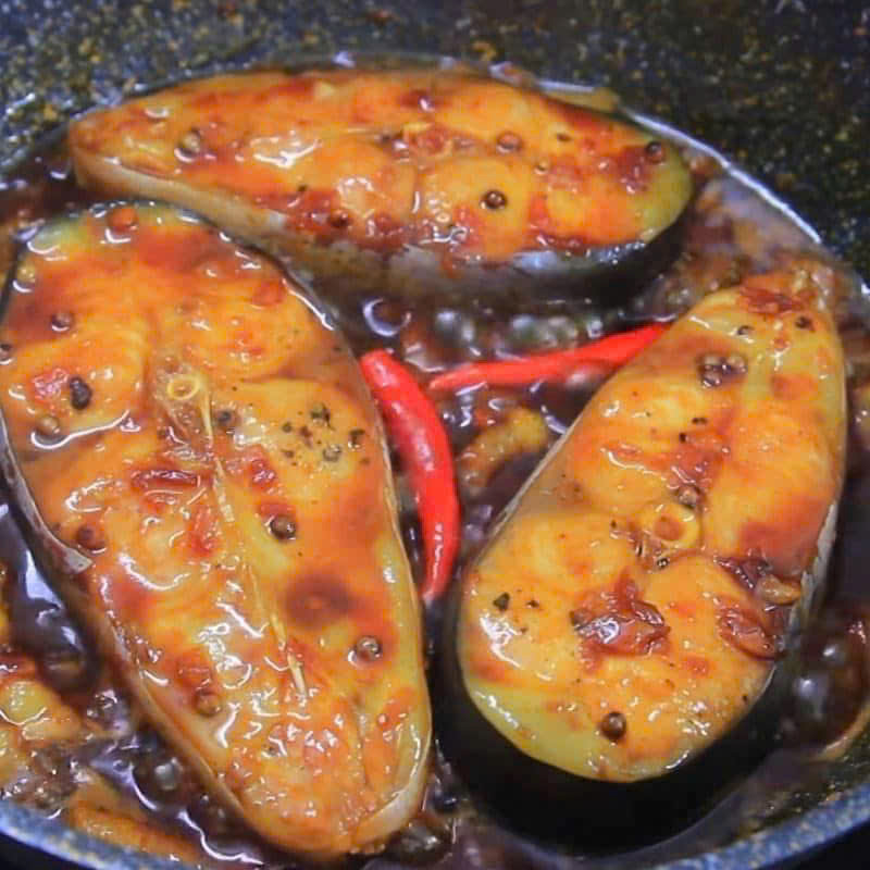 Blatant braised fish is a suitable dinner for people with weak kidneys. Photo: Quang Minh.