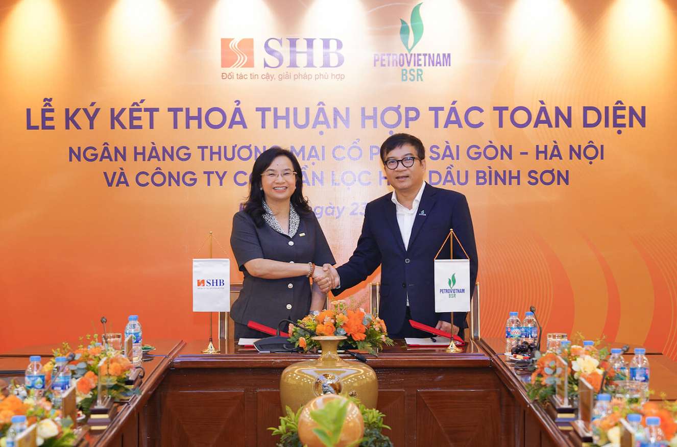 Ba Ngo Thu Ha, Tong Giam doc Ngan hang SHB va ong Nguyen Viet Thang, Tong Giam doc CTCP Loc hoa dau Binh Son tai buoi le. Anh: SHB