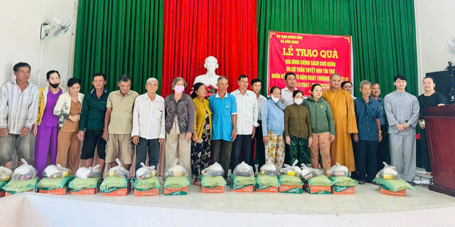 Dar regalos a 100 familias de politicas en la comuna Hoa Binh. Foto: Hoang loc