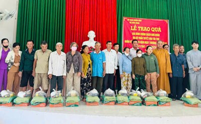 Giving gifts to 100 policy families in Hoa Binh commune. Photo: Hoang Loc