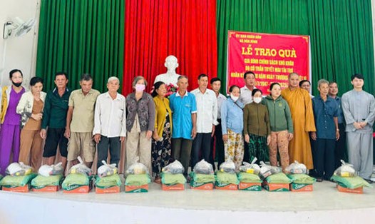 Trao quà tri ân 100 gia đình chính sách ở xã Hòa Bình. Ảnh: Hoàng Lộc