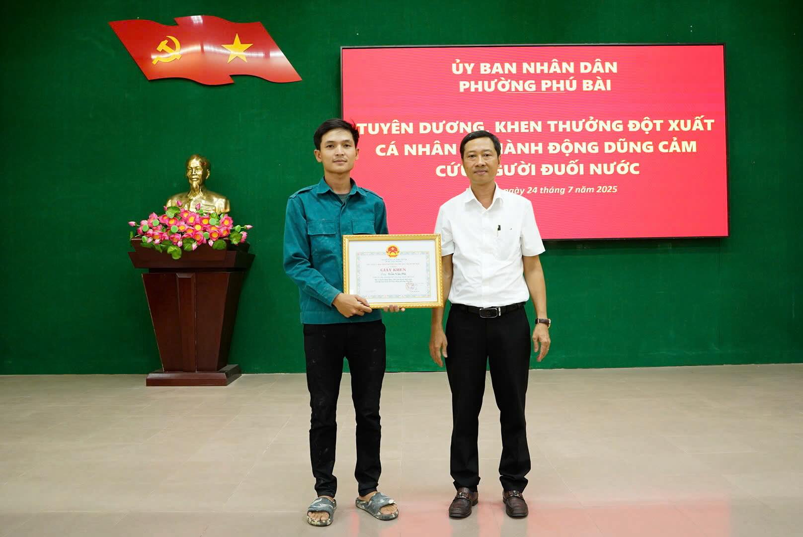 El Sr. Le Ba Minh Hai presento un certificado de merito a los valientes jovenes para salvar a los ahogamientos. Foto: Thanh Doan