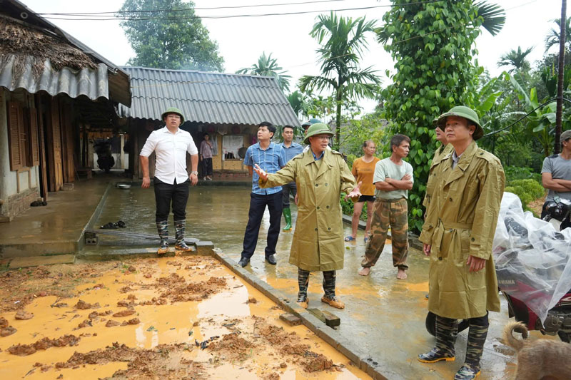 Lanh dao xa Tran Yen, tinh Lao Cai kiem tra khu vuc co nguy co sat lo. Anh: Van Duc