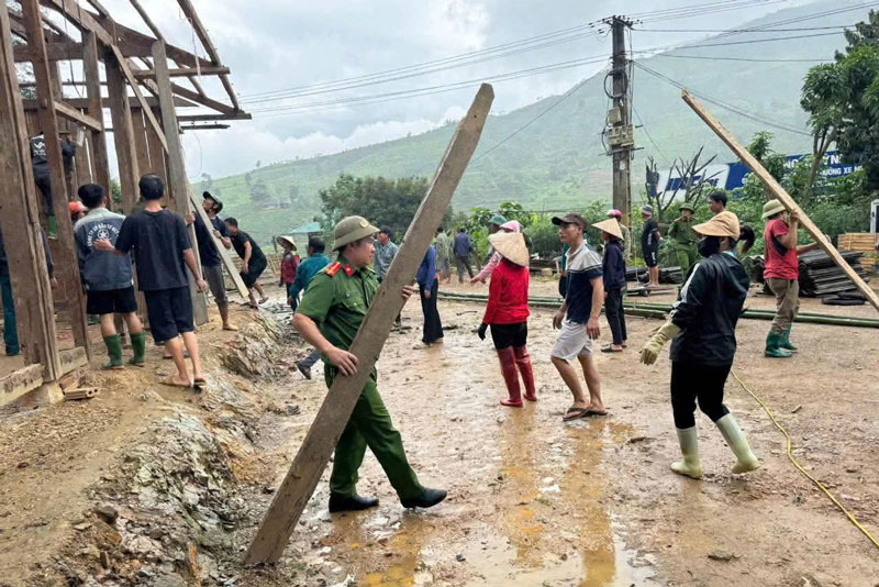 Luc luong chuc nang giup nhan dan chuyen nha khoi noi co nguy co sat lo. Anh: Van Duc