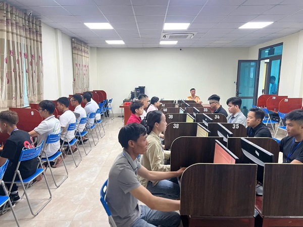 La policia verifica las pruebas de manejo. Foto: Policia de Bac Ninh