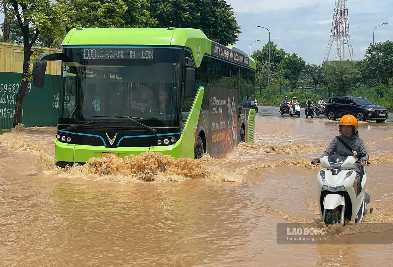 Despues de la fuerte lluvia esta mañana 24.7 en Hanoi, Thang Long Boulevard estaba profundamente sumergido. Foto: Dinh Hiep