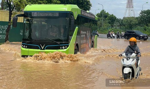 Sau cơn mưa lớn sáng nay 24.7 tại Hà Nội, Đại lộ Thăng Long ngập sâu. Ảnh: Đinh Hiệp