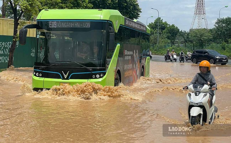 After the heavy rain this morning, July 24 in Hanoi, Thang Long Avenue was deeply flooded. Photo: Dinh Hiep
