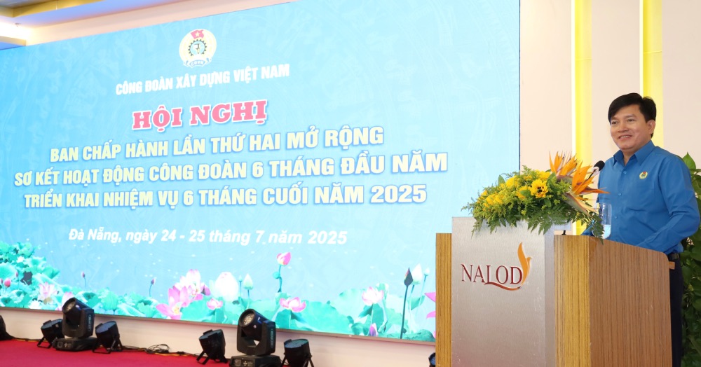 응우옌쑤언훙 베트남 노동총연맹 부위원장이 회의에 참석하여 지시했습니다. 사진: 베트남 건설 노동조합