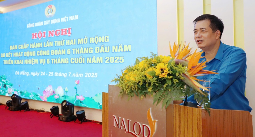 Ong Pham Hoai Phuong - Chu tich Cong doan Xay dung Viet Nam phat bieu tai hoi nghi. Anh: Cong doan Xay dung Viet Nam