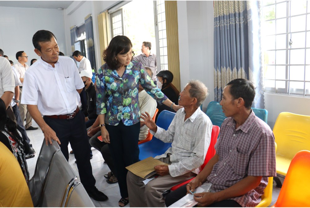 안장성 인민위원회 부위원장 Nguyen Thi Minh Thuy는 지방 정부에 생산 사업 경제 발전에 가장 유리한 조건을 조성해 줄 것을 요청했습니다. 사진: Ngoc Mai